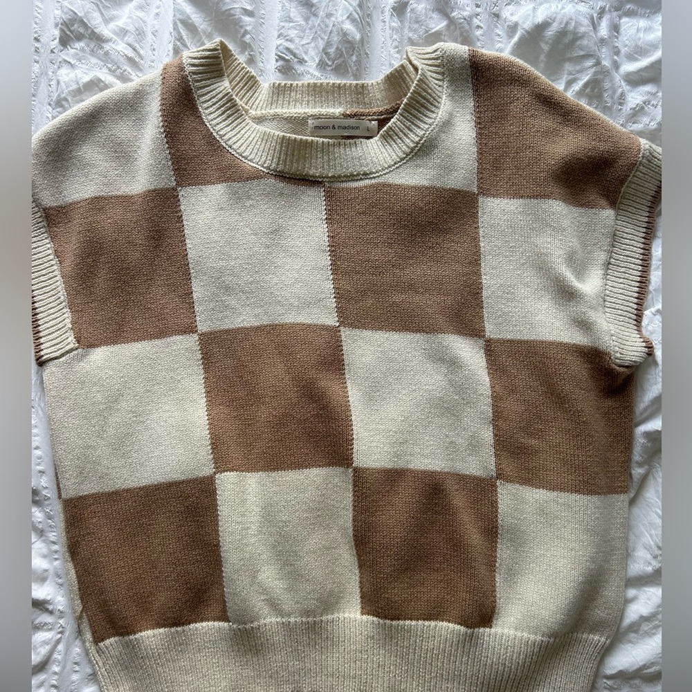 Moon & Madison Checkered Tan and Cream Sweater